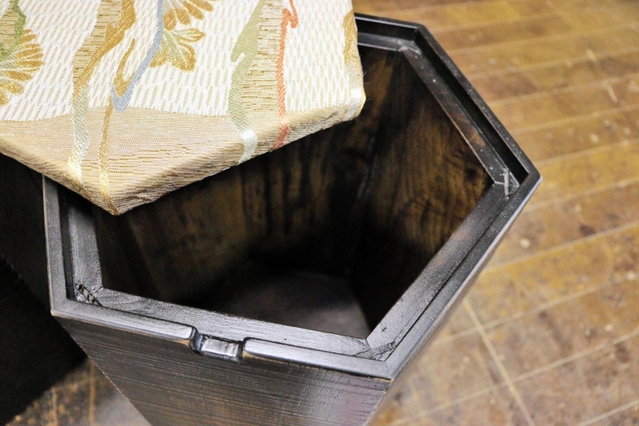 座面を取ると、中は収納ができる＝豊岡市小島