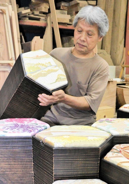 製作した家具工房アウゲの草分みのる代表＝豊岡市小島