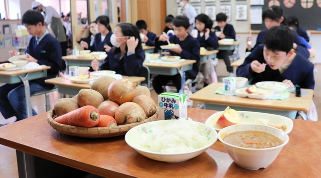 留寿都村から提供を受けたジャガイモやニンジンなどを使ったカレーライス。給食として児童に提供された＝大屋小