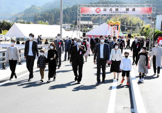 渡り初めで出合橋の完成を祝う住民ら＝朝来市の円山川