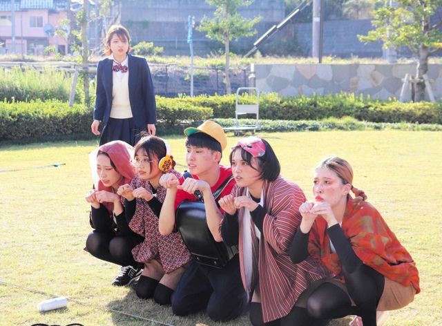 名草神社の保存修理工事完成を祝う式典での創作劇披露に向けて、稽古を行う芸術文化観光専門職大学の学生＝豊岡市山王町