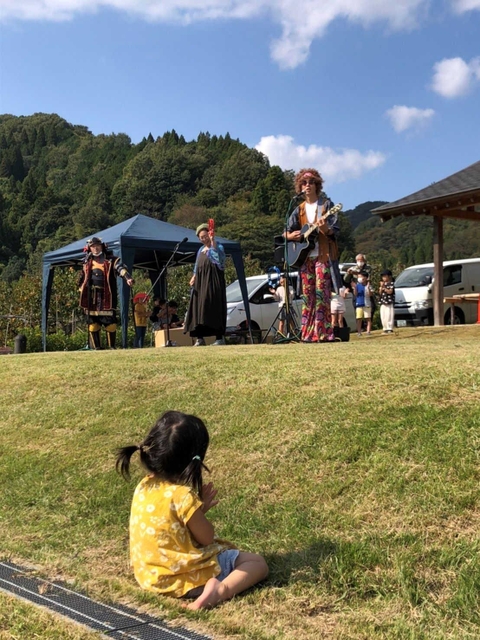 イベントで歌を演奏する遊月亭オールスターズ（同社提供）