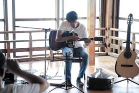 プロギター奏者山本真也さんのライブの前座で、ギターを演奏する北村空大さん＝香美町香住区一日市、古民家喫茶＆レンタルスペース岡見