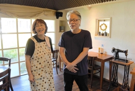 「スターダスト」の店主の岩本健さん（右）と妻のかおりさん＝豊岡市下陰