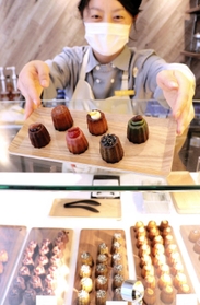 自家製粉の米粉生地に養父市特産の「天滝ゆず」などが練り込まれたカヌレ＝豊岡市城崎町湯島