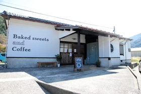 かつてのカニ加工場を活用した新店舗の外観＝香美町香住区余部