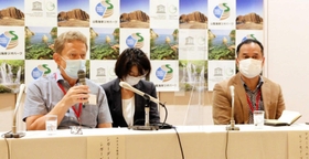 再認定調査を終え、会見を開いた審査員ら＝鳥取市内