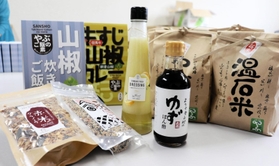 養父市出身の大学生らに送付される地元産品。中身は新米やポン酢、ふりかけ、ドレッシングなど＝市シルバー人材センター