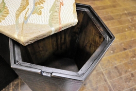 座面を取ると、中は収納ができる＝豊岡市小島