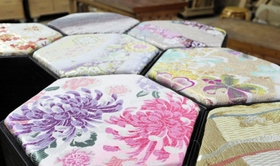 見本の帯地のため、一点物の柄となっている＝豊岡市小島