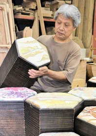 製作した家具工房アウゲの草分みのる代表＝豊岡市小島