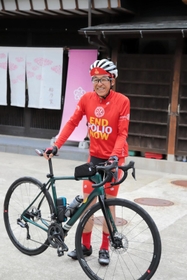 ポリオ根絶を願い、日本縦断に挑戦している宮崎陽市郎さん＝香美町香住区下浜