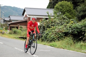 ポリオ根絶を願い、日本縦断に挑戦している宮崎陽市郎さん＝香美町香住区下浜