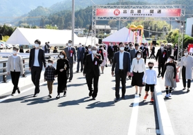 渡り初めで出合橋の完成を祝う住民ら＝朝来市の円山川