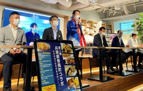 兵庫県香美町の魚介類が使用されたランチが提供される「香美町フェア」のオープニングセレモニー＝大阪市北区