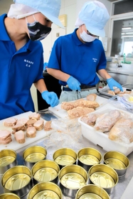 「中華料理　白龍」の焼き豚を缶詰にする生徒＝香住高校