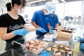「中華料理　白龍」の焼き豚を缶詰にする生徒＝香住高校