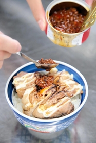 「ご飯＋焼き豚＋旨辛肉」。答えは「ヤバウマ」＝香住高校