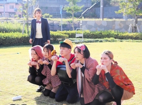 名草神社の保存修理工事完成を祝う式典での創作劇披露に向けて、稽古を行う芸術文化観光専門職大学の学生＝豊岡市山王町