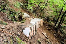 登山道の土砂崩れ地点。応急復旧が施された＝養父市大屋町筏