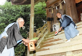 「さあ御座れ」「さあ」のかけ声で少しずつ近づく当頭と相役＝粟鹿神社