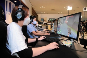 シューティングゲーム「ＶＡＬＯＲＡＮＴ」で対戦するプレーヤー＝豊岡市城崎町湯島