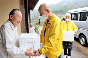 買い物が困難な高齢者らへの個配サービスが始まった＝豊岡市但東町