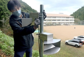 シカの侵入経路に設置されたスピーカー＝新温泉町細田、夢が丘中学校