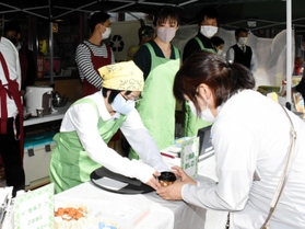 和田山特別支援学校が始めたカフェ。高等部の生徒たちが働く＝養父市上箇