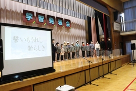 地元の歴史を振り返る劇を披露する余部小学校・幼稚園の子どもたち＝香美町香住区余部