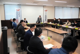 今季のズワイガニ漁について観光業者や漁業者が意見を交わした＝県但馬水産事務所