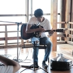 プロギター奏者山本真也さんのライブの前座で、ギターを演奏する北村空大さん＝香美町香住区一日市、古民家喫茶＆レンタルスペース岡見