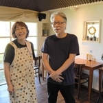 「スターダスト」の店主の岩本健さん（右）と妻のかおりさん＝豊岡市下陰