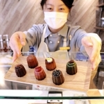 自家製粉の米粉生地に養父市特産の「天滝ゆず」などが練り込まれたカヌレ＝豊岡市城崎町湯島