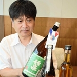 フランスのコンクールで最高賞を受けた「竹泉　純米　山田錦」などと田治米博貴社長＝朝来市役所
