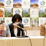 再認定調査を終え、会見を開いた審査員ら＝鳥取市内