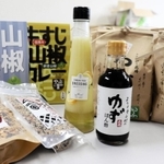 養父市出身の大学生らに送付される地元産品。中身は新米やポン酢、ふりかけ、ドレッシングなど＝市シルバー人材センター