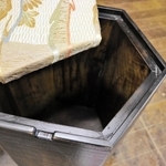 座面を取ると、中は収納ができる＝豊岡市小島