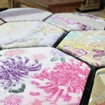 見本の帯地のため、一点物の柄となっている＝豊岡市小島