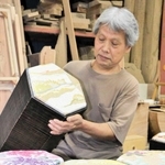 製作した家具工房アウゲの草分みのる代表＝豊岡市小島