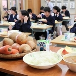 留寿都村から提供を受けたジャガイモやニンジンなどを使ったカレーライス。給食として児童に提供された＝大屋小