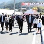 渡り初めで出合橋の完成を祝う住民ら＝朝来市の円山川