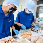 「中華料理　白龍」の焼き豚を缶詰にする生徒＝香住高校