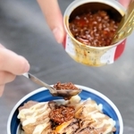 「ご飯＋焼き豚＋旨辛肉」。答えは「ヤバウマ」＝香住高校
