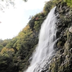 登山道が応急復旧され、２２日には通行可能となる。天滝は１１月上旬に紅葉の見頃を迎える＝養父市大屋町筏