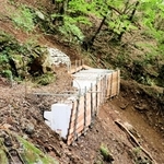 登山道の土砂崩れ地点。応急復旧が施された＝養父市大屋町筏