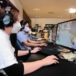 シューティングゲーム「ＶＡＬＯＲＡＮＴ」で対戦するプレーヤー＝豊岡市城崎町湯島