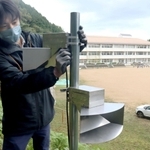シカの侵入経路に設置されたスピーカー＝新温泉町細田、夢が丘中学校