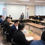 今季のズワイガニ漁について観光業者や漁業者が意見を交わした＝県但馬水産事務所