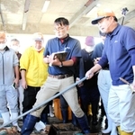 水揚げされたズワイガニの初競り＝２０２１年１１月６日、兵庫県香美町香住区、但馬漁協香住支所